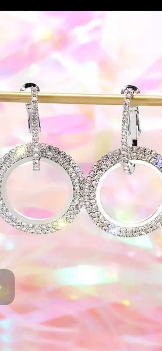 022 Hollow Circle Pendant Full Shiny Rhinestone Decor Hoop Earrings Simple Bling Bling Style Alloy Jewelry Party Earrings